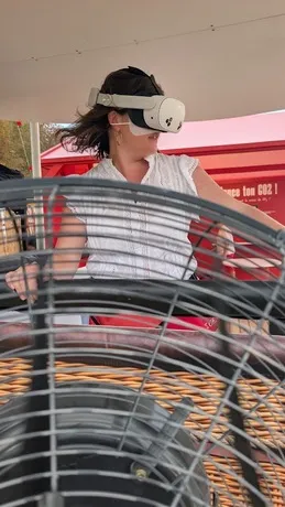 Festivalière avec casque Meta Quest dans la nacelle